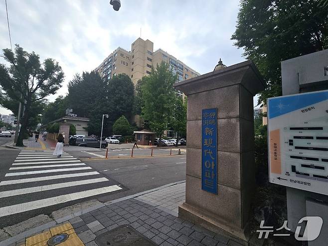 서울 압구정 신현대 11차 아파트 전경. 해당 아파트에서는 지난달 17일과 이달 1일 연달아 100억 원 이상 매물의 거래가 이뤄졌다. 2025.06.26/ 뉴스1 ⓒ News1 유채연 기자