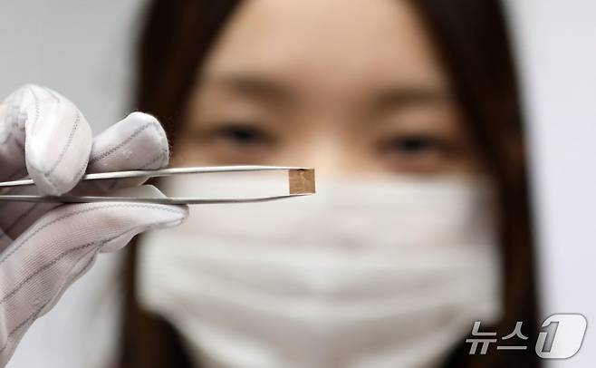 LG이노텍 직원이 코퍼 포스트(Cu-Post) 기술을 적용한 RF-SiP 기판을 선보이고 있다(LG이노텍 제공). ⓒ 뉴스1