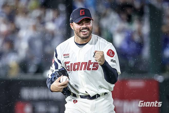 롯데 자이언츠 외국인 투수 알렉 감보아는 6월 한 달간 5경기에 등판해 30⅓이닝 5승 30탈삼진 평균자책점 1.72로 활약했다. (롯데 자이언츠 제공)