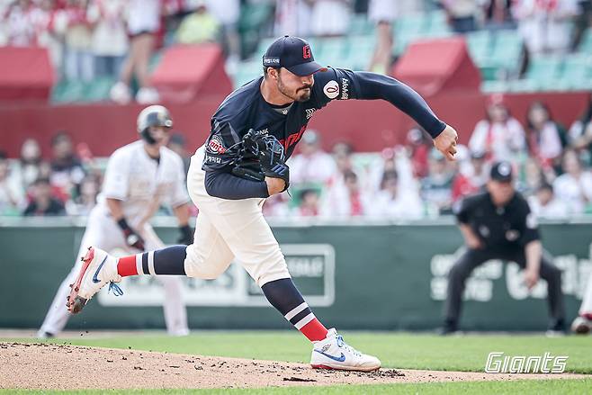 롯데 자이언츠 외국인 투수 알렉 감보아는 6월 한 달간 5경기에 등판해 30⅓이닝 5승 30탈삼진 평균자책점 1.72로 활약했다. (롯데 자이언츠 제공)