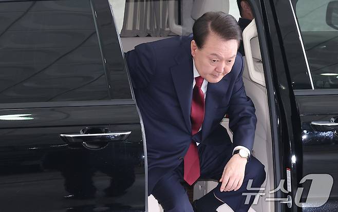 윤석열 전 대통령이 28일 오전 서울 서초구 서울고검 청사에 마련된 내란특검에 피의자 신분으로 첫 출석하고 있다. 2025.6.28/뉴스1 ⓒ News1 김성진 기자