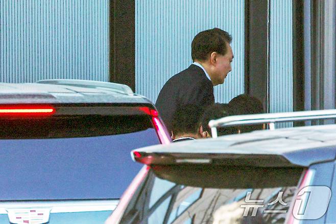 내란 우두머리 혐의로 체포된 윤석열 대통령이 15일 오전 경기 과천 고위공직자범죄수사처(공수처)에 도착해 조사실로 향하고 있다.(공동취재) 2025.1.15/뉴스1 ⓒ News1 민경석 기자