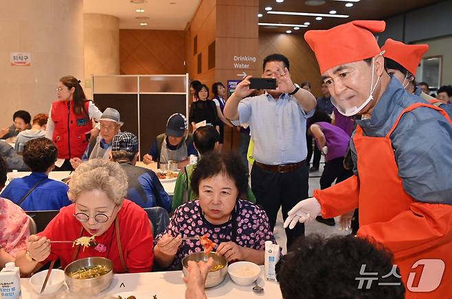 김태흠 충남지사가 배식봉사를 하고 있다.(충남도 제공. 재판매 및 DB금지)/뉴스1
