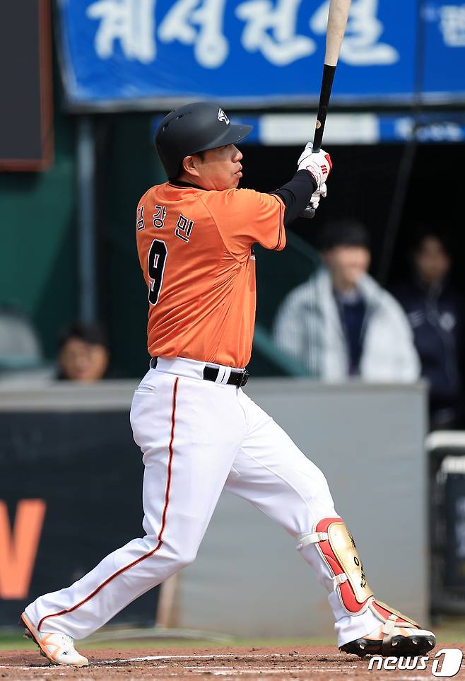 7일 대전 중구 한화생명 이글스파크에서 열린 한화 자체 청백전에서 김강민이 헛스윙 삼진아웃 당하고 있다. 2024.3.7/뉴스1 ⓒ News1 박정호 기자