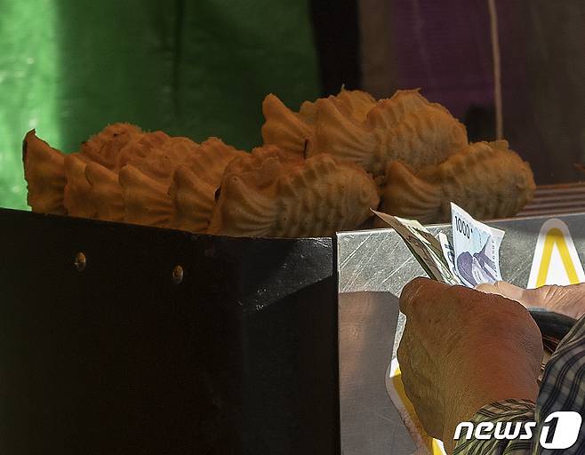 한 붕어빵 가게에서 시민이 붕어빵을 구매하고 있다.(자료사진)/뉴스1 DB