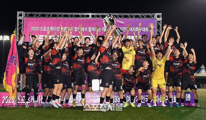 Gyeongbuk Pohang Women's High School athletes are delighted by winning the championship trophy at the 33rd Queen's National Women's Football Tournament held in Hapcheon, 2025 Sports Cheon held in Hapcheon, Gyeongsangnam -do on the 27th. Pohang Women's High School won the championship after defeating Gwangyang Girls' High School in Jeonnam after a penalty shootout. 2025. 6. 27. Hapcheon | By Park Jin -up, reporter upandup@sportsseoul.com