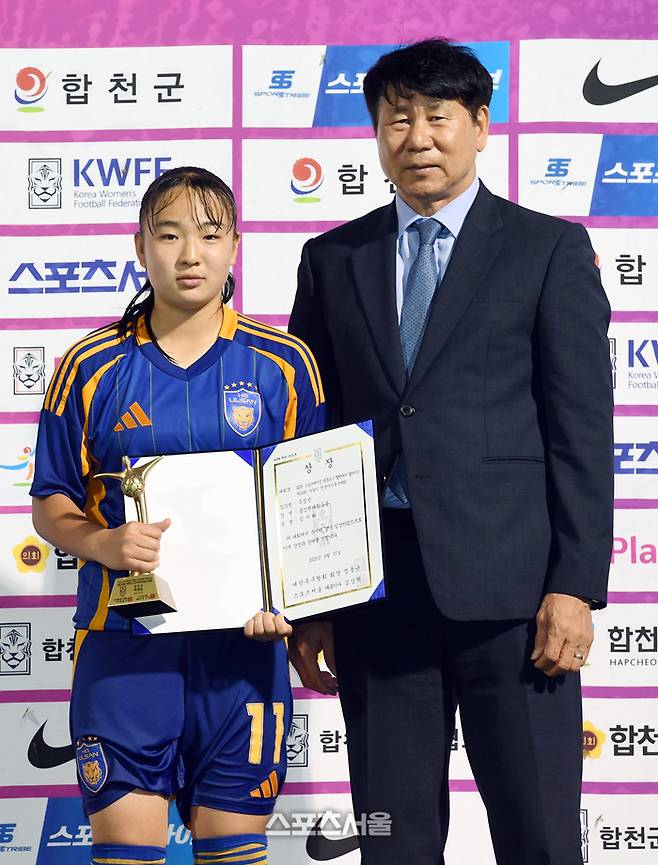 울산 현대청운중 임지혜(왼쪽)가 27일 경남 합천에서 열린 ‘2025 스포츠케이션 명품도시 합천에서 펼쳐지는 제33회 여왕기 전국여자축구대회’ 중등부 시상식에서 득점상을 수상한 뒤 시상자인 김현태 대한축구협회 대회위원장과 기념촬영을 하고 있다. 2025. 6. 27. 합천 | 박진업 기자 upandup@sportsseoul.com