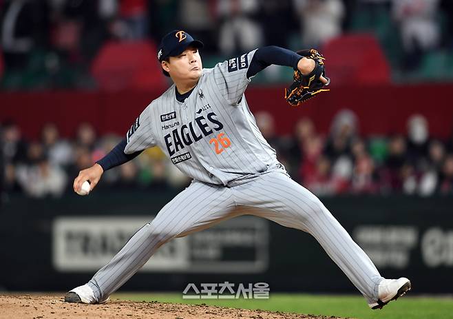 한화 한승혁이 15일 인천 SSG랜더스필드에서 열린 2025 KBO리그 SSG와 경기 8회말 등판해 힘차게 공을 던지고 있다. 문학 | 박진업 기자 upandup@sportsseoul.com