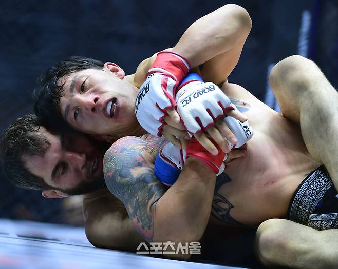 마고메도프가 오카를 초크 공격하고 있다. 이주상기자 rainbow@sportsseoul.com