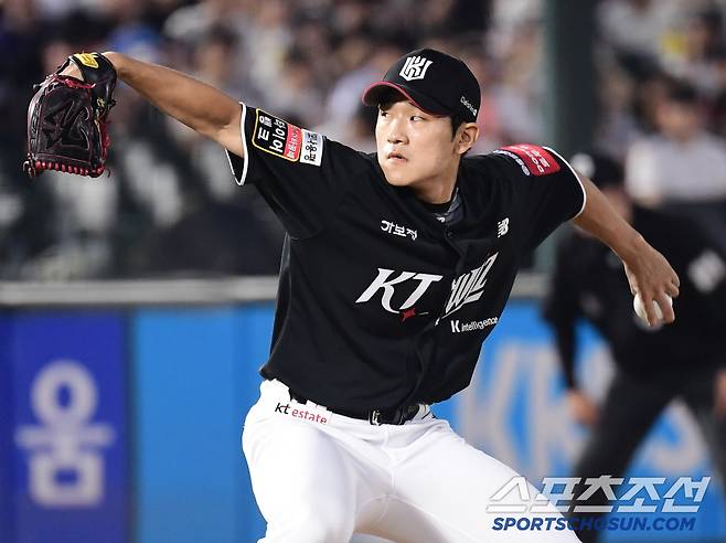힘차게 투구하는 KT 임준형.