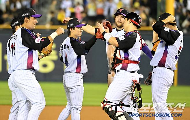 27일 잠실야구장에서 열린 KIA와 LG의 경기, LG가 4대3으로 승리했다. 승리의 기쁨을 나누는 LG 선수들의 모습. 잠실=허상욱 기자wook@sportschosun.com/2025.06.27/