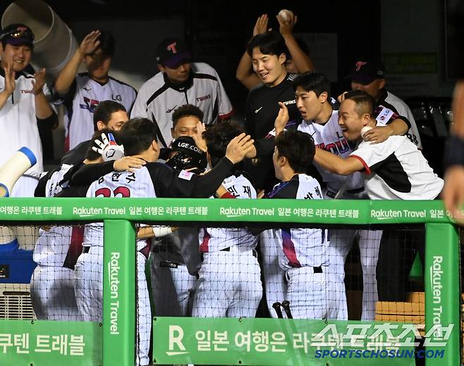 27일 잠실야구장에서 열린 KIA와 LG의 경기, 6회말 2사 1,3루 박동원이 역전 3점홈런을 치고 동료들의 환영을 받고 있다. 잠실=허상욱 기자wook@sportschosun.com/2025.06.27/