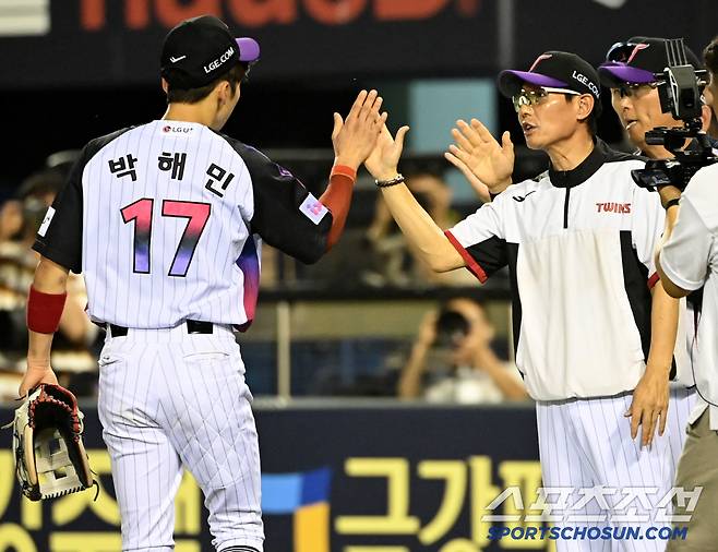 27일 잠실야구장에서 열린 KIA와 LG의 경기, LG가 4대3으로 승리했다. 승리의 기쁨을 나누는 LG 염경엽 감독과 선수들의 모습. 잠실=허상욱 기자wook@sportschosun.com/2025.06.27/