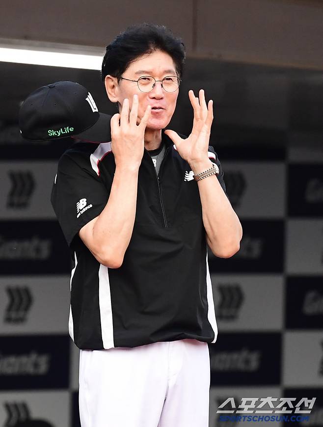 27일 부산 사직구장에서 열린 롯데와 KT의 경기. 경기를 준비하고 있는 KT 이강철 감독. 부산=송정헌 기자songs@sportschosun.com/2025.06.27/