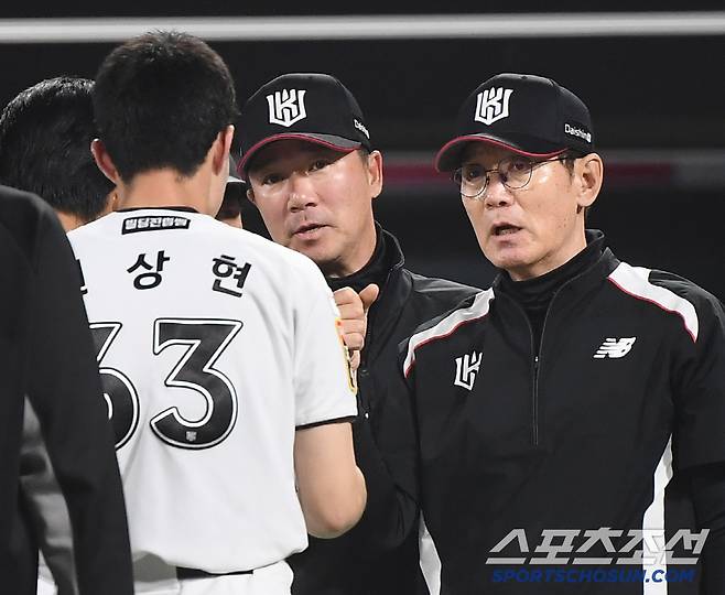 11일 수원 KT위즈파크에서 열린 삼성-KT전. 5대3으로 승리한 KT 이강철 감독이 김민수의 부상 이후 등판한 원상현을 맞이하고 있다. 수원=정재근 기자 cjg@sportschosun.com/2025.4.11/