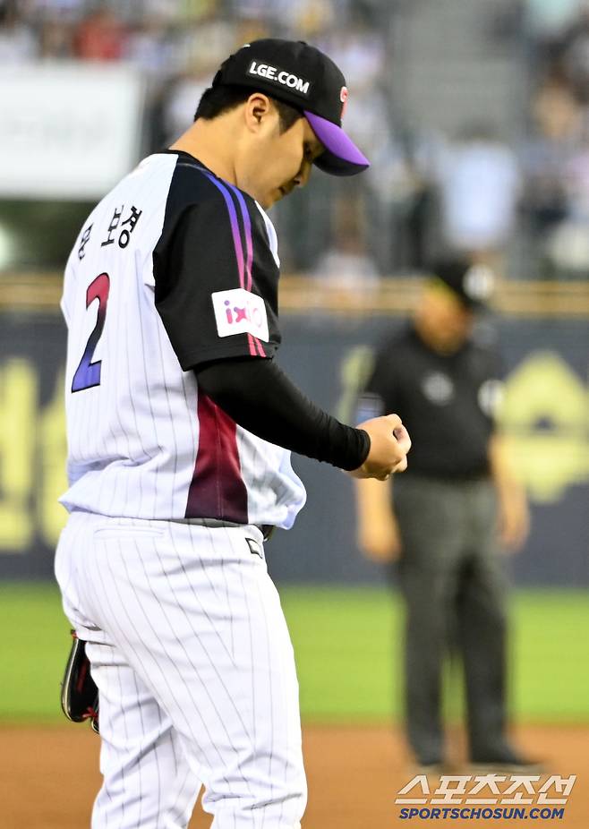 27일 잠실야구장에서 열린 KIA와 LG의 경기, 5회초LG 3루수 문보경이 KIA 최원준의 내야땅볼때 1루 악송구를 범한 뒤 아쉬워하고 있다. 잠실=허상욱 기자wook@sportschosun.com/2025.06.27/