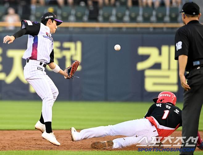 27일 잠실야구장에서 열린 KIA와 LG의 경기, 4회초 무사 1루 KIA 위즈덤의 내야땅볼때 1루주자 박찬호가 LG 3루수 문보경의 송구 실책에 2루 세이프되고 있다. 잠실=허상욱 기자wook@sportschosun.com/2025.06.27/