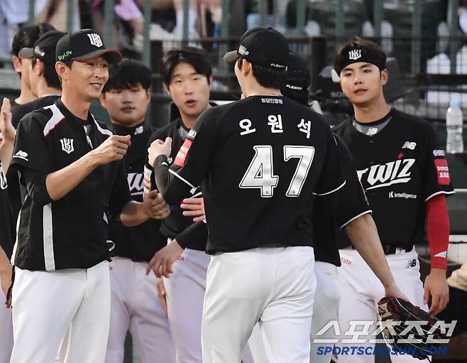 28일 부산 사직구장에서 열린 롯데와 KT의 경기. 6회 투구를 마치고 동료들과 하이파이브를 나누고 있는 KT 오원석. 부산=송정헌 기자songs@sportschosun.com/2025.06.28/