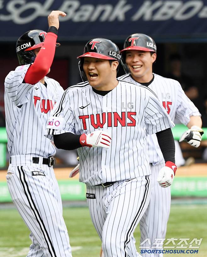28일 잠실구장에서 열린 LG 트윈스와 KIA 타이거즈의 경기. 3회말 1사 1,2루 LG 문보경이 스리런포를 날린 뒤 환호하고 있다. 잠실=박재만 기자 pjm@sportschosun.com/2025.06.28/