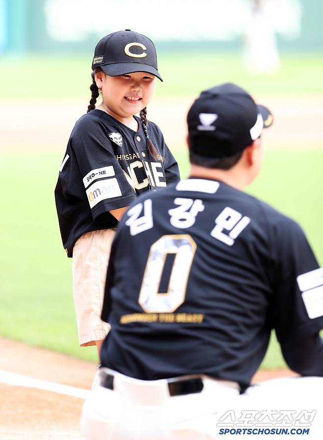 시구시타에 나선 김강민과 그 딸. 사진제공=SSG랜더스