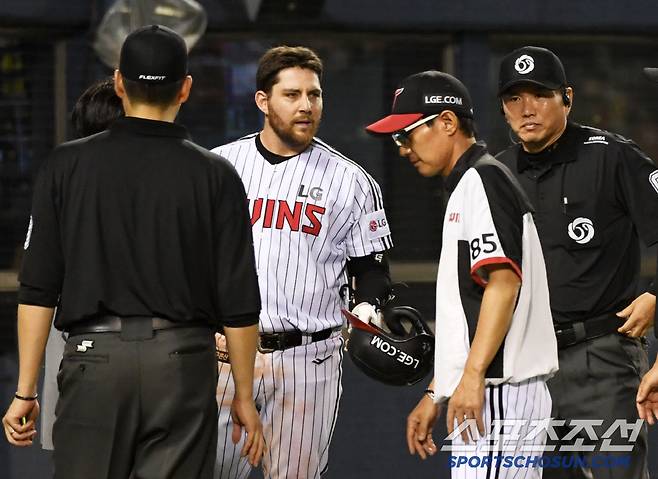 염경엽 감독도 그라운드에 나와 이영재 주심에게 어필해봤지만 오스틴의 피치 클락 위반이 맞았다. 잠실=박재만 기자 pjm@sportschosun.com