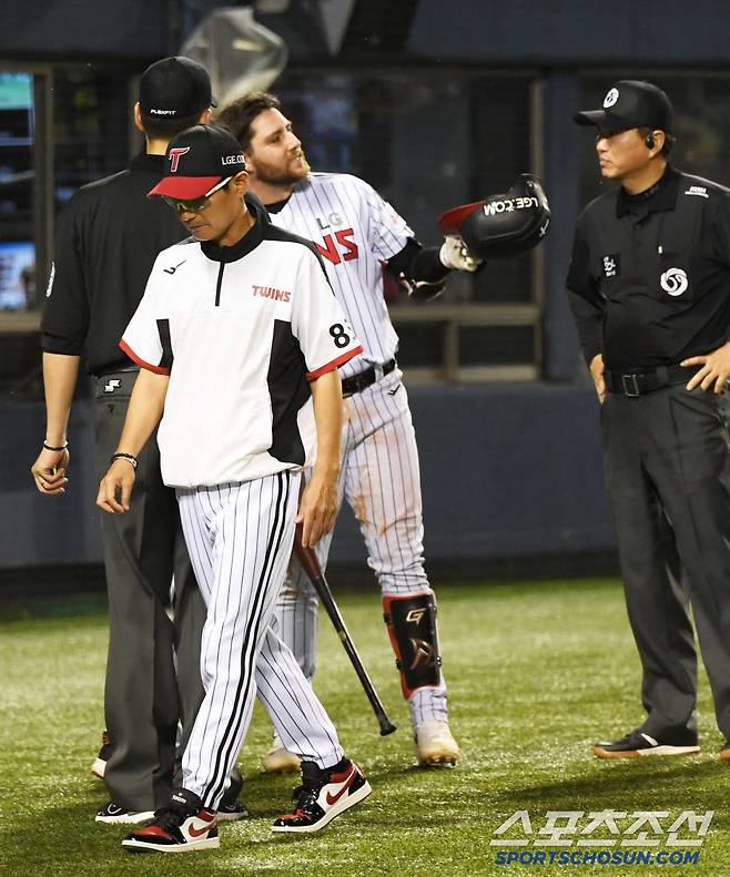 이영재 주심과 대화를 나눈 염경엽 감독은 말없이 자리를 떠났다.