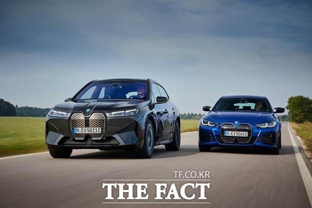BMW그룹은 2030년까지 전 세계 판매 차량 중 절반 이상을 순수 전기차(BEV)로 전환하는 로드맵을 수립했다. 이를 위해 새롭게 개발한 전기차 전용 플랫폼 '노이어 클라쎄(Neue Klasse)'를 중심으로 라인업 확대에 나선다. BMW의 플래그십 순수전기 SAV iX(왼쪽)와 순수전기 4-도어 쿠페 i4. /BMW코리아