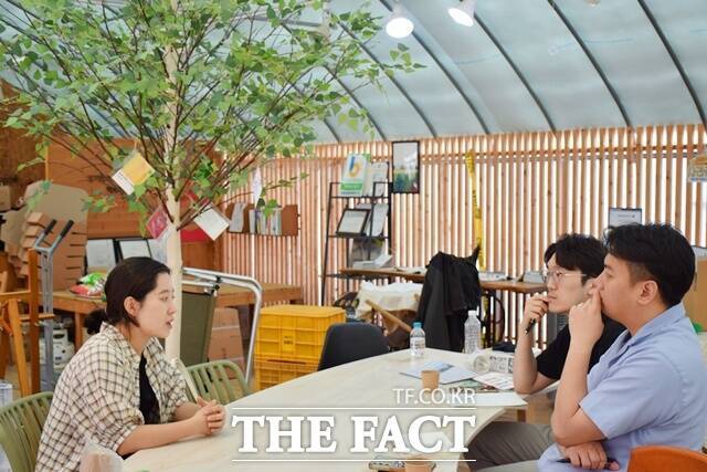 손 씨는 귀농 후 정체성에 혼란을 많이 겪었다고 했다. 그는 "2019년쯤에는 우울증 비슷하게 오더라. 감정을 표출하지 못했던 점이 컸던 것 같다. 농부는 직업 그 이상의 의미라고 본다. 그만큼 마인드 세팅이 달라야 한다. 농업 자체에 대한 열정이 없다면 따라갈 수 없다"라고 강조했다. 영화 <리틀 포레스트>를 꿈꾸는 귀농은 없다는 것. 취재진에 귀농 현실을 설명하는 손 씨. /이철영 기자