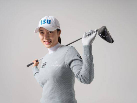 박희영이 이수그룹과 2025년까지 후원 계약을 한 뒤 포즈를 취하고 있다. 사진제공=WPS