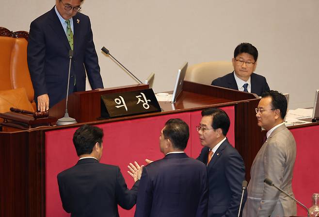 우원식 국회의장과 여야 원내지도부가 27일 서울 여의도 국회에서 열린 본회의에서 상임위원장 선출과 관련해 대화하고 있다. 이날 국민의힘 의원들은 본회의에 불참했다. /남강호 기자
