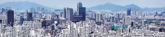 정부가 27일 수도권 주택담보대출 한도 6억원 제한 등 강도 높은 부동산 대출 규제 방안을 내놓았다. 사진은 지난 14일 서울 강남구 일대 아파트 모습을 드론을 띄워 촬영한 것. /오종찬 기자