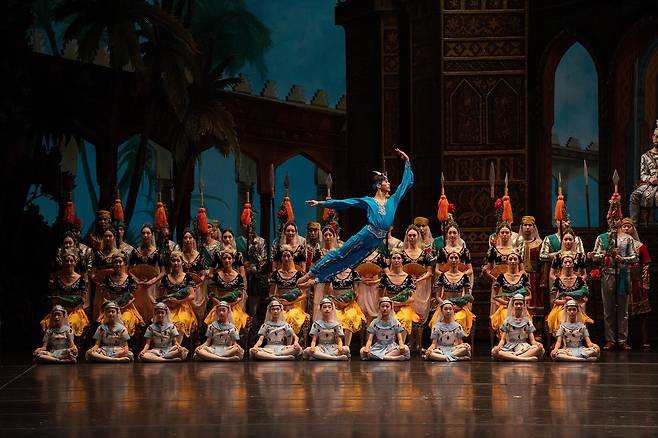 2024년 9월 서울 서초구 예술의전당 유니버설 발레단 '라 바야데르' 공연에 주역 '솔로르'로 무대에 선 전민철. 니키야 이유림, 감자티 홍향기와 함께 공연했다. /유니버설발레단, 사진가 김려원