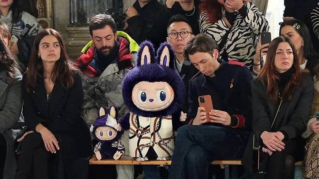 2024 가을, 겨울 시즌 밀라노 패션위크에서 프로넌스(Pronounce)와 협업 컬렉션을 가졌던 라부부. 쇼장 프론트 로에는 라부부 인형을 앉혀 화제가 됐다. 프로넌스.