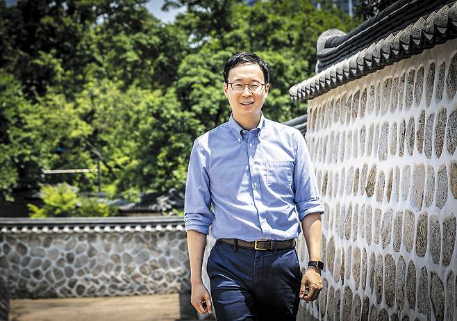 나종호 예일대 정신과 교수가 지난 19일 덕수궁 돌담길을 따라 걷다 ‘고종의 길’에 들어섰다. 나 교수는 “열심히 노력했지만 성과가 따라주지 않는 ‘배반하는 노력’을 많이 목격했다”며 “과도한 경쟁과 비교가 우리 사회 구성원들을 정신적으로 힘들게 하고 있다”고 말했다. 그러면서 “나의 성공 역시 주변 사람의 도움과 운이 따라줬기 때문이라고 생각하고 주변에 이를 돌려줄 수 있는 분위기가 돼야 할 것”이라고 했다. /이신영 영상미디어 기자