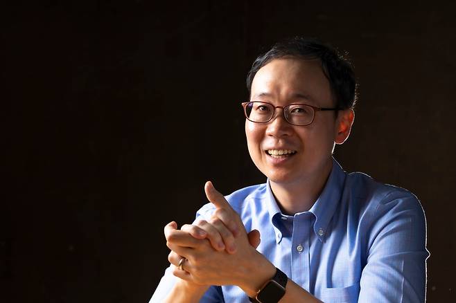 나종호 예일대 정신과 교수가 지난 19일 덕수궁 돌담길을 따라 걷다 ‘고종의 길’에 들어섰다. 나 교수는 “열심히 노력했지만 성과가 따라주지 않는 ‘배반하는 노력’을 많이 목격했다”며 “과도한 경쟁과 비교가 우리 사회 구성원들을 정신적으로 힘들게 하고 있다”고 말했다. 그러면서 “나의 성공 역시 주변 사람의 도움과 운이 따라줬기 때문이라고 생각하고 주변에 이를 돌려줄 수 있는 분위기가 돼야 할 것”이라고 했다. /이신영 영상미디어 기자