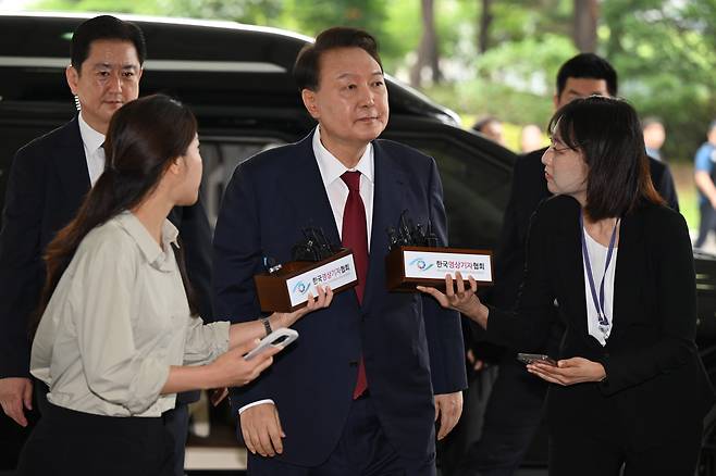윤석열 전 대통령이 28일 피의자 신분으로 내란특검 조사를 받기 위해 서울 서초구 서울고검 청사로 출석하고 있다./남강호 기자
