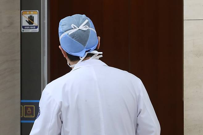 지난해 3월 27일 대구 한 대학병원에서 의료진이 발걸음을 옮기고 있다. /뉴스1