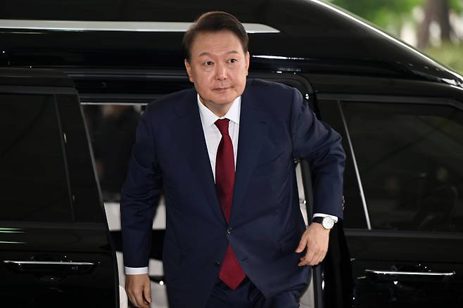 윤석열 전 대통령이 28일 피의자 신분으로 내란특검 조사를 받기 위해 서울 서초구 서울고검 청사로 출석하고 있다./연합뉴스