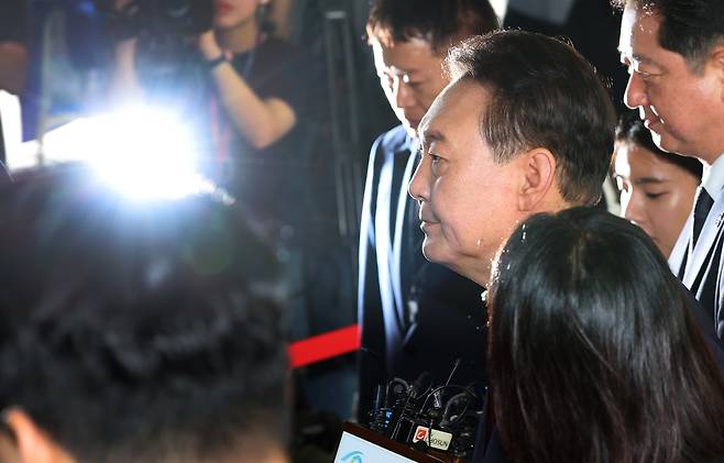 윤석열 전 대통령이 28일 오전 대면 조사를 받기 위해 서울 서초구 서울고검에 마련된 내란특검 사무실로 출석하고 있다. (공동취재) /뉴스1