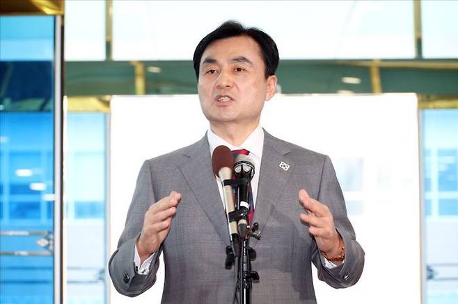 안규백 국방부 장관 후보자가 27일 오전 서울 용산구 육군회관에 마련된 인사청문회 준비사무실로 출근하며 취재진의 질문에 답변하고 있다. ⓒ데일리안 홍금표 기자