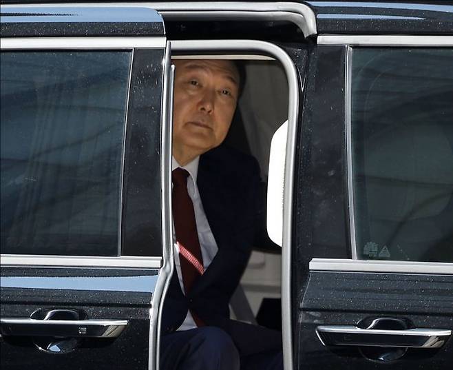 윤석열 전 대통령이 23일 오전 서울 서초구 서울중앙지방법원에서 내란 우두머리 혐의 사건 8차 공판에 출석하고 있다. ⓒ사진공동취재단