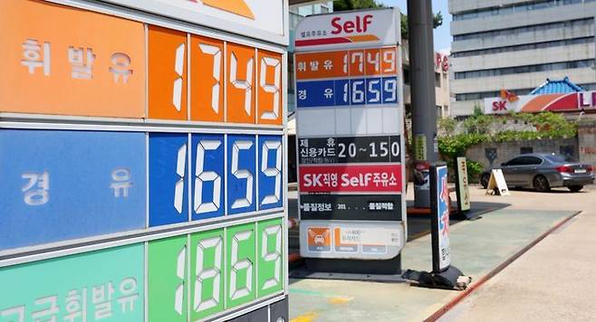 지난 23일 서울 시내 한 주유소에 유가 정보가 표시돼 있다.ⓒ뉴시스
