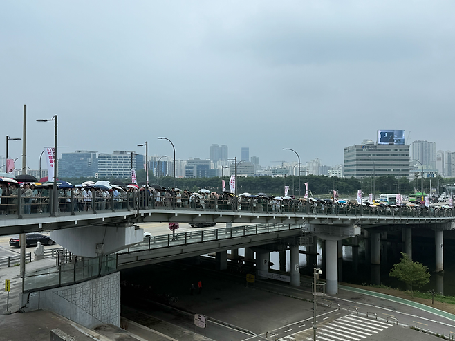 28일 서울 고척스카이돔 ‘영웅춘배데이’에서 팬들이 처음 공개된 키움 히어로즈와의 콜라보 상품을 구매하기 위해 줄지어 서있다. ⓒ네이버웹툰