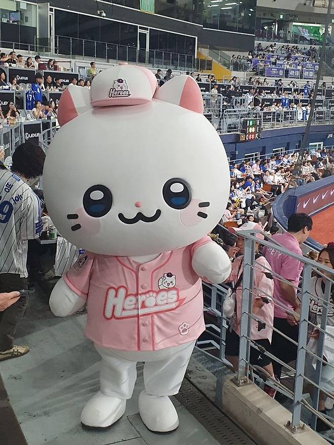28일 서울 고척스카이돔 ‘영웅춘배데이’에서 춘배 캐릭터가 포즈를 취하고 있다. ⓒ데일리안 조인영 기자