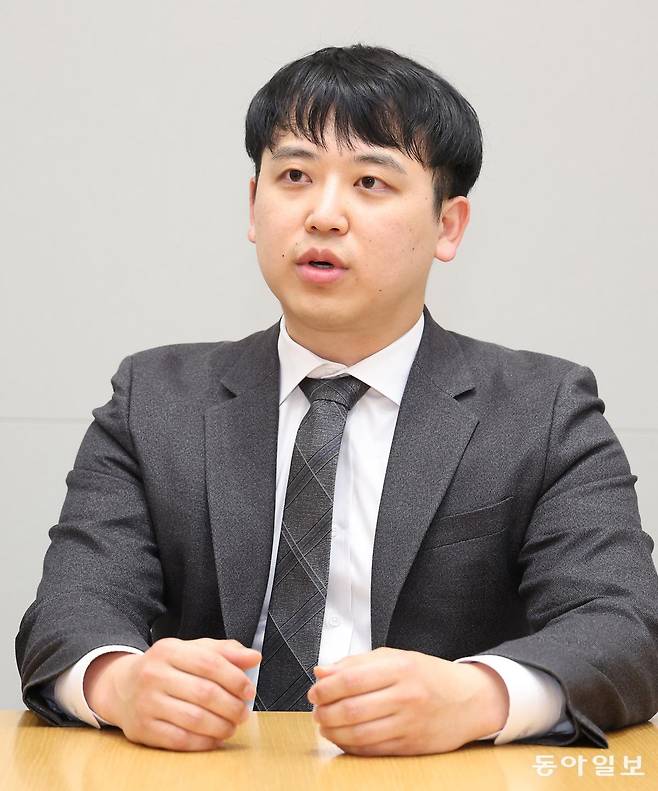 전공의(인턴, 레지던트) 단체의 새 대표로 선출된 한성존 대한전공의협의회 비상대책위원장. 선출 직후 그는 본보와의 인터뷰에서 “모든 논의의 과정과 결정을 전공의들과 투명하게 공유하겠다”고 밝혔다.
송은석 기자 silverstone@donga.com