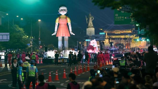 28일 오후 서울 광화문광장에서 서울광장까지 ‘오징어 게임 시즌3 글로벌 피날레 퍼레이드’가 진행되고 있다.  2025.6.28. 뉴스1
