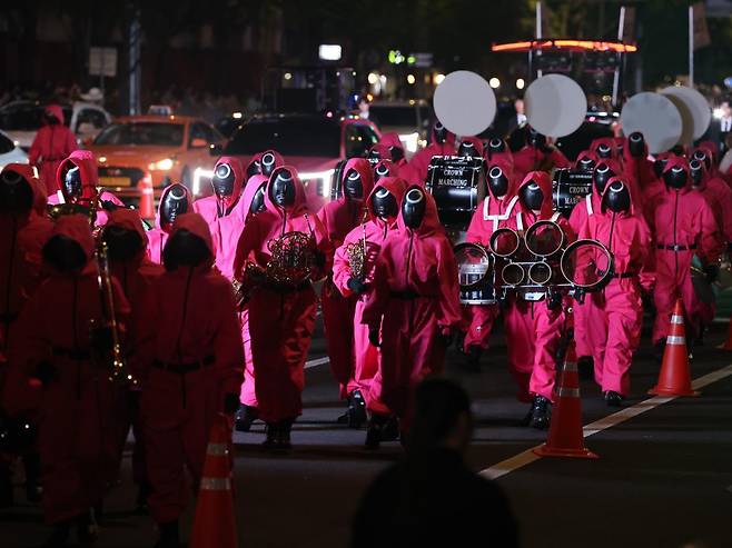 28일 오후 서울 광화문광장에서 서울광장까지 ‘오징어 게임 시즌3 글로벌 피날레 퍼레이드’가 진행되고 있다.  2025.6.28. 뉴스1
