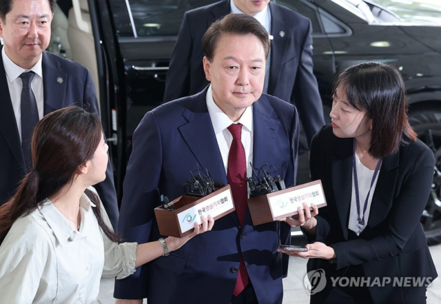 윤석열 전 대통령이 28일 서울 서초구 서울고검 청사로 출석하고 있다. 연합뉴스