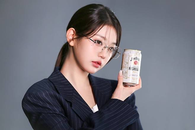 9EEC9098EC90B9ED989DEBBC__B4EAA0_B4EC81_98ECA5_B9ED989DEB9C_(1).jpg 장원영 X ‘짐빔 하이볼’ 광고 촬영 현장 비하인드