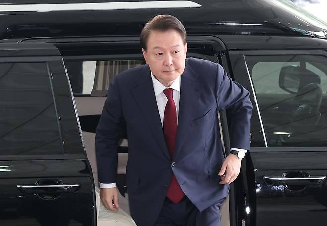 윤석열 전 대통령이 28일 피의자 신분으로 내란특검 조사를 받기 위해 서울 서초구 서울고검 청사로 출석하고 있다.[공동취재] /사진=연합뉴스